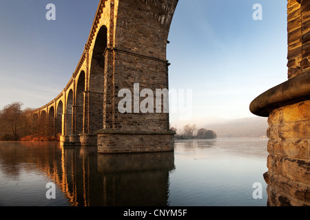 Pont ferroviaire sur la rivière Ruhr le matin en hiver, l'Allemagne, en Rhénanie du Nord-Westphalie, Ruhr, Herdecke Banque D'Images