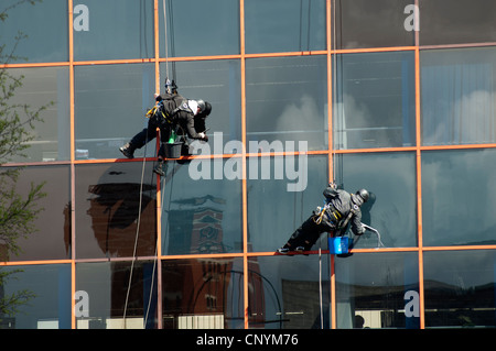 Nettoyage de vitres, le centre-ville de Birmingham, UK Banque D'Images