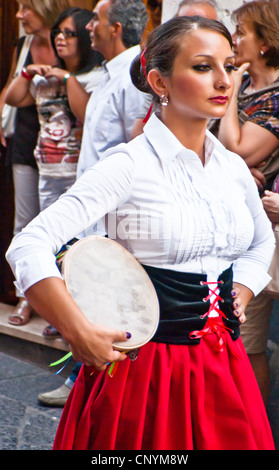 Groupe folklorique sicilienne de Polizzi G. au Festival International 'de noisettes',défilé dans la ville Banque D'Images