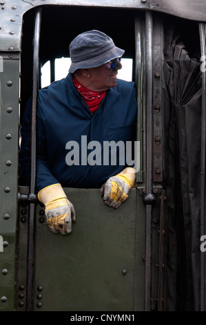 Membre de l'équipe de train de plancher sur la classe Britannia locomotive à vapeur n° 70013 'Oliver Cromwell' Banque D'Images