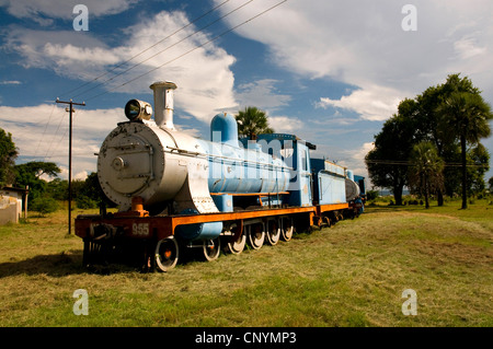 Locomotive à vapeur historique dans le pré d'un musée en plein air, la Zambie Banque D'Images