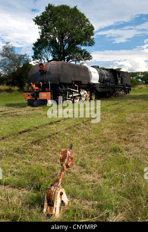 Locomotive à vapeur historique dans le pré d'un musée en plein air, la Zambie Banque D'Images