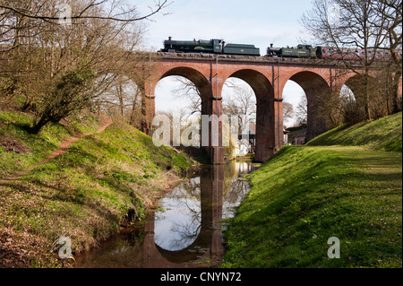 Un train à tête double Viaduc Oldbury à Daniels Mill, Bridgnorth, Severn Valley Railway. Banque D'Images