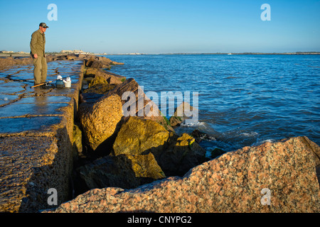 La pêche au large de l'homme les jetées de Port Aransas dans le golfe du Mexique Banque D'Images