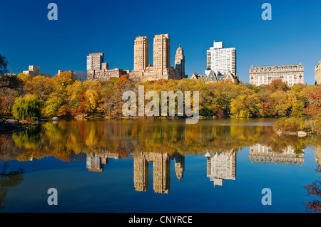 Central Park Lac d'automne Central Park West Skyline Banque D'Images