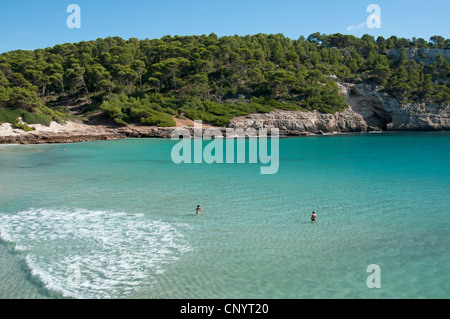 Les nageurs dans les eaux peu profondes à l'espagne Minorque plage Trebaluger Banque D'Images