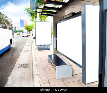 Blank white enseigne publicitaire à la station de bus dans la ville Banque D'Images