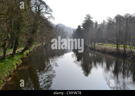 Les amateurs de marche le long de la rivière dans la région de Matlock Bath, Derbyshire, Royaume-Uni. Banque D'Images