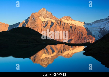 Vue sur le lac de montagnes avec sunlit Wetterhorn (3704 m), Suisse, Berne, Grindelwald, Première Banque D'Images