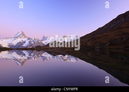 Vue sur le lac de montagnes avec Adrienne (4078 m) et le Finsteraarhorn (4274 m), Suisse, Berne, Grindelwald, Première Banque D'Images