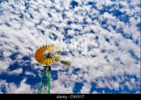 Moulin à vent de couleur jaune, vu du dessous , Namibie. Banque D'Images
