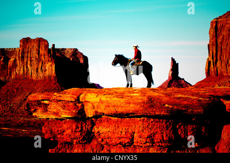 Un cowboy Navajo pose sur John Ford point, Monument Valley, Arizona Banque D'Images