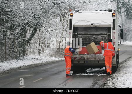 Retrait des déchets de l'ampoule en hiver, Allemagne, Rhénanie du Nord-Westphalie Banque D'Images