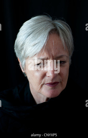Femme d'âge moyen avec expression suspecte Banque D'Images
