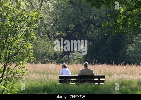 Couple assis sur un banc dans la zone FFH Heisinger Ruhraue, Allemagne, Rhénanie du Nord-Westphalie, région de la Ruhr, à Essen Banque D'Images