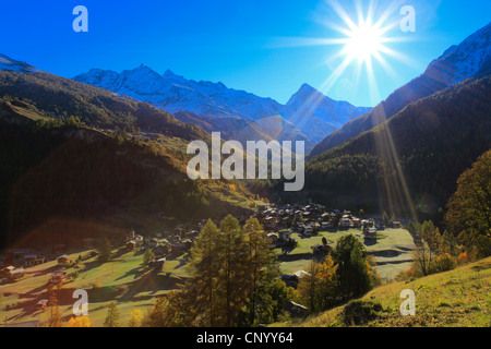 Mountain Village Les Haudres dans la lumière du soleil, Suisse, Valais Banque D'Images
