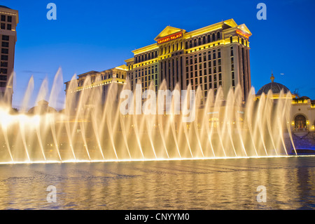 Fontaines du Bellagio en face de Caesar's Palace Hotel and Casino à l'aube Banque D'Images