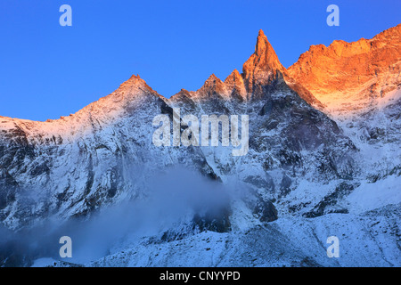 Aiguille de la TSA (3668 m) dans la lumière du matin, Suisse, Valais Banque D'Images