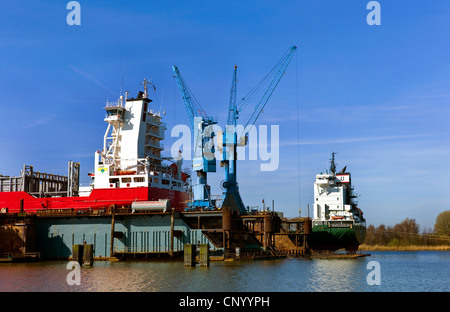 Navires dans le dock flottant sur la rivière Weser, Bremerhaven, Allemagne Banque D'Images