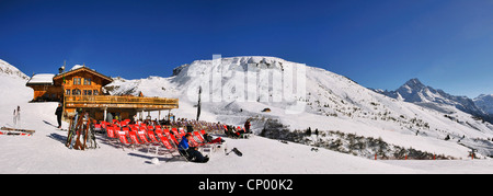 Restaurant avec beaucoup de sièges en plein air avec vue sur la montagne enneigée vue, France, Savoie, La Plagne Banque D'Images