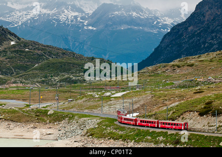 Bernina Express traversant les Alpes, Suisse Banque D'Images