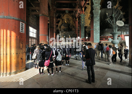 De nombreux touristes dans le hall du Grand Bouddha Daibutsu-den au temple Todaiji, Nara, Japon Banque D'Images