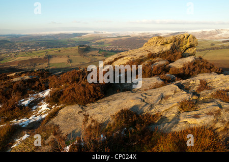 Le ver des pierres près de Glossop, Peak District, Derbyshire, Angleterre, Royaume-Uni. Glossop dans la distance. Banque D'Images