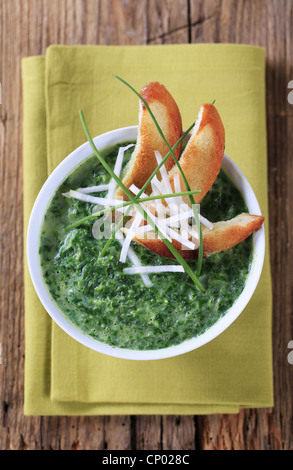 Bol de soupe de légumes avec du pain grillé Banque D'Images