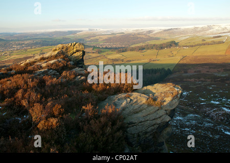 Le ver des pierres près de Glossop, Peak District, Derbyshire, Angleterre, Royaume-Uni. Glossop dans la distance. Banque D'Images