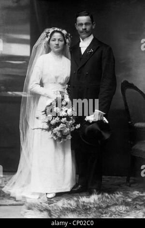 Personnes, couples, couple de mariés, photographie de G. Deisz, Munich, début du XXe siècle, carte de cabinet, pleine longueur, mariée, mariée, marié, marié, bouquet, bouquet de fleurs, bouquets, tophat, chapeau de tête, topper, tophats, gant, gants, voile, voiles, couple, couples, mariage, couples, couple historique, mariage, 1900-19s, Noces, non disponible Banque D'Images