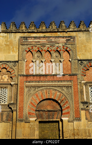 Détail de l'arche mauresque, carrelage en mosaïque et de travailler à l'extérieur de l'ancienne Grande Mosquée de Cordoue, au sud de l'Espagne Banque D'Images