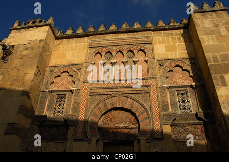 Détail de l'arche mauresque, carrelage en mosaïque et de travailler à l'extérieur de l'ancienne Grande Mosquée de Cordoue, au sud de l'Espagne Banque D'Images