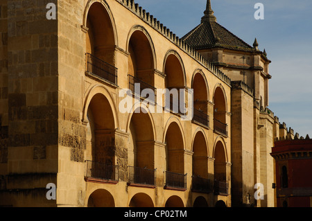 Détail de mur avec fenêtres cintrées fenêtres mauresques dans l'ancienne Grande Mosquée de Cordoue, Espagne Banque D'Images