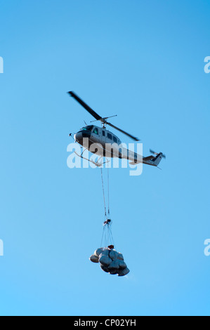 Hélicoptère Bell 205A-1, plus de charge avec underslung Bleaklow hill, Peak District, Derbyshire, Angleterre, RU Banque D'Images