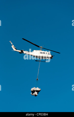 Hélicoptère Bell 205A-1, plus de charge avec underslung Bleaklow hill, Peak District, Derbyshire, Angleterre, RU Banque D'Images