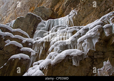 Paroi de rochers pittoresques avec les glaçons pendent en cascades, l'Autriche, le Vorarlberg, Kleinwalsertal Banque D'Images