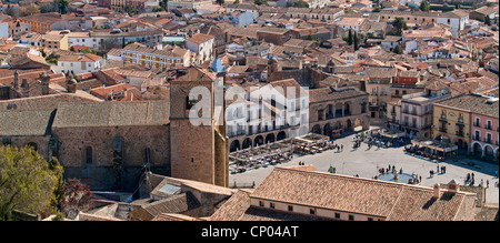 La Plaza Mayor et l'église San Martin, vue aérienne. (Trujillo, Espagne) Banque D'Images