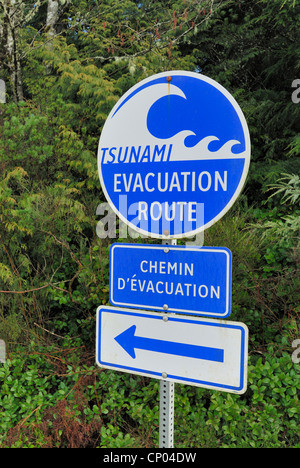 Parcours d'évacuation Tsunami panneau sur la route à Tofino, en Colombie-Britannique. Banque D'Images