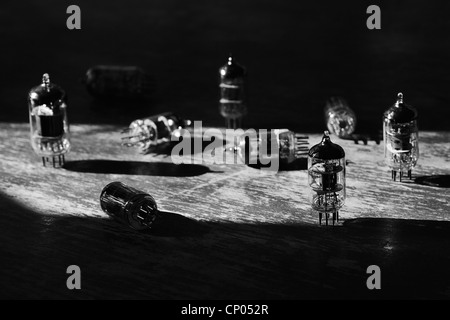 Plusieurs petits tubes radio allongé sur une surface en bois. Le noir et blanc Banque D'Images