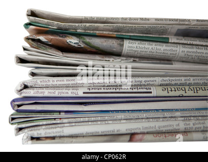 Pile de journaux isolé sur fond blanc Banque D'Images