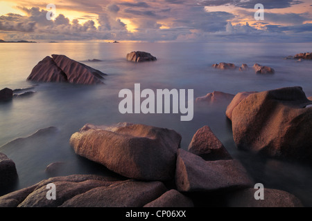 Menaces sur la Baie Ste Anne au coucher du soleil, vu de l'extrémité nord de la Digue aux Seychelles Banque D'Images