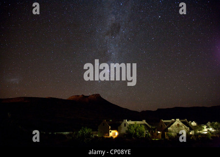 Ciel de nuit et Voie lactée au-dessus de bâtiments dans des zones semi-désertiques, Afrique du Sud, Eastern Cape, Karoo National Park, Beaufort West Banque D'Images