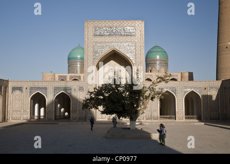 Mosquée Kalon avec Mir je medressah arabes Banque D'Images