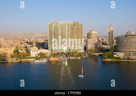 Vue sur le Nil et le centre-ville de Caire du Zamalek Banque D'Images