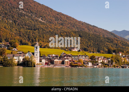 Vue d'une ville sur le lac Wolfgangsee, en Autriche Banque D'Images