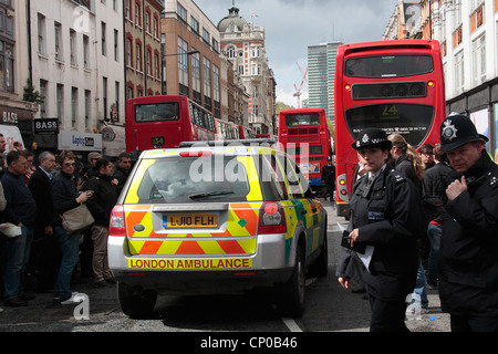 Ambulanciers course vers le siège de Tottenham Court Road, le vendredi 27 avril 2012 Banque D'Images