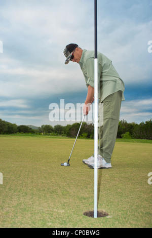 À l'aide de golfeur putter au jeu de golf Banque D'Images