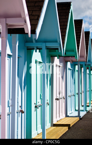 Cabines de plage de couleurs pastel à Portsmouth, Angleterre Southsea Banque D'Images