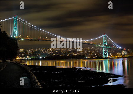 Pont Lions Gate sur la baie English à Vancouver BC Canada dans la nuit Banque D'Images