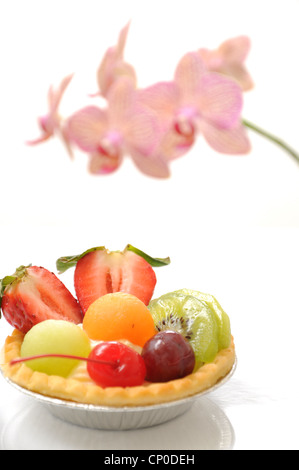 Orchidée et tarte aux fruits on white Banque D'Images